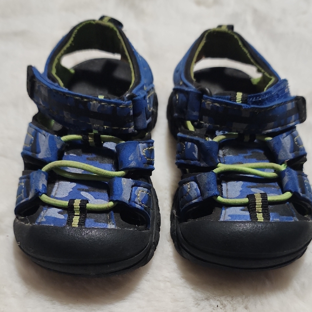 GARANIMALS  SIZE 5 BOYS VELCRO CLOSE SANDALS.
